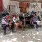 Anggota Bhabinkamtibmas Polsek Buay Madang Timur Aipda Sahrul berdialog dengan warga saat menggelar kegiatan sambang dialogis di Desa Tanjung Mulya, Kecamatan Buay Madang Timur, Kabupaten OKU Timur, Sumatra Selatan.