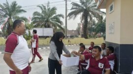 Dipimpin langsung oleh Kapolsek Buay Madang Timur, Iptu Swisspo, seluruh jajaran personel Polsek BMT melaksanakan aksi penggalangan dana bantuan sosial untuk warga terdampak gempa bumi di Nusa Tenggara Timur (NTT).