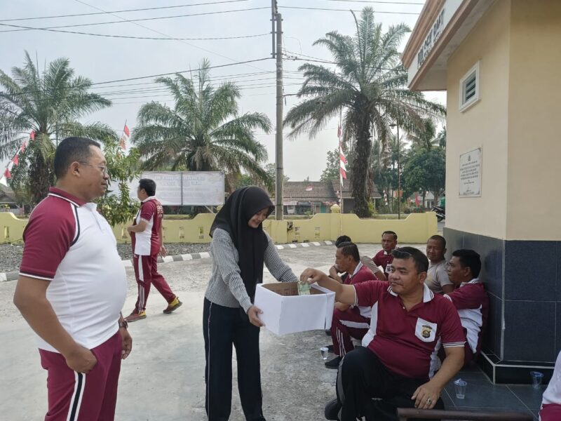 Dipimpin langsung oleh Kapolsek Buay Madang Timur, Iptu Swisspo, seluruh jajaran personel Polsek BMT melaksanakan aksi penggalangan dana bantuan sosial untuk warga terdampak gempa bumi di Nusa Tenggara Timur (NTT).