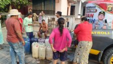 Polsek Buay Madang Timur Salurkan 2.000 Liter Air Bersih Hadapi Krisis Kemarau di Desa Teko Rejo.