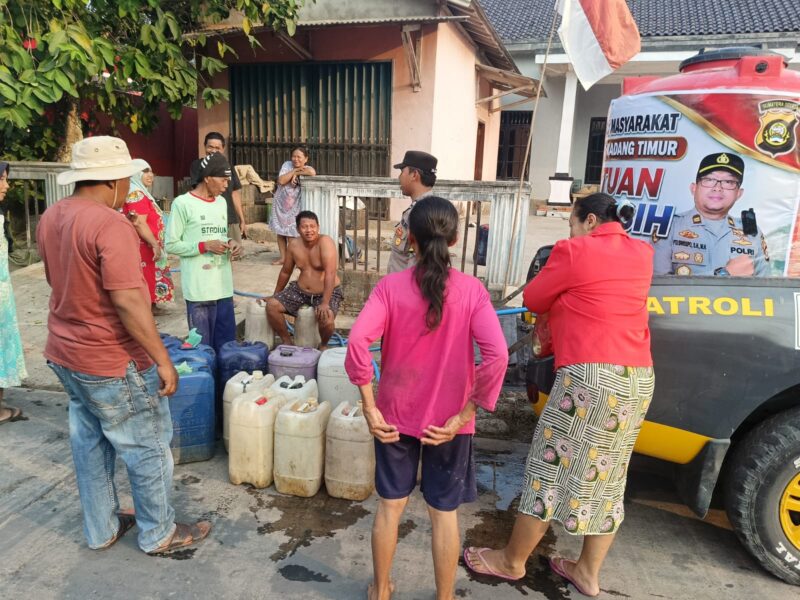 Polsek Buay Madang Timur Salurkan 2.000 Liter Air Bersih Hadapi Krisis Kemarau di Desa Teko Rejo.