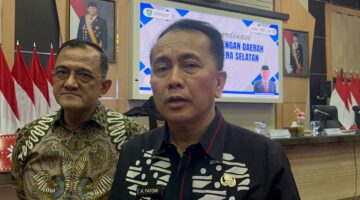 Direktur Jenderal Keuangan Daerah Kementerian Dalam Negeri, Agus Fatoni saat diwawancarai langsung usai rapat koordinasi pengelolaan keuangan daerah di Auditorium Graha Bina Praja, Jum’at (21/8/2026). Foto: Tia