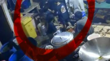 Detik-detik rekaman kamera pengawas (CCTV) memperlihatkan suasana area dapur Rumah Makan Pecel Lele Hj Syam saat terjadi perkelahian antar-karyawan di Kelurahan Tangga Takat, Kecamatan Seberang Ulu (SU) II, Palembang.