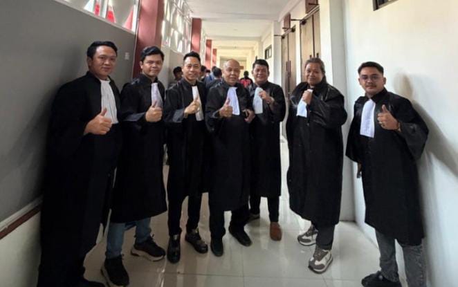Tim kuasa hukum Junaidi alias Arjun, usai mengikuti persidangan di Pengadilan Negeri (PN) Palembang beberapa waktu lalu.