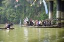 Bupati OKU Timur Lanosin, bersama tokoh masyarakat membaur di atas rakit saat melepas peserta Lomba Bidar Tradisional di Desa Tanjung Kemala, OKU Timur.