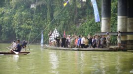 Bupati OKU Timur Lanosin, bersama tokoh masyarakat membaur di atas rakit saat melepas peserta Lomba Bidar Tradisional di Desa Tanjung Kemala, OKU Timur.