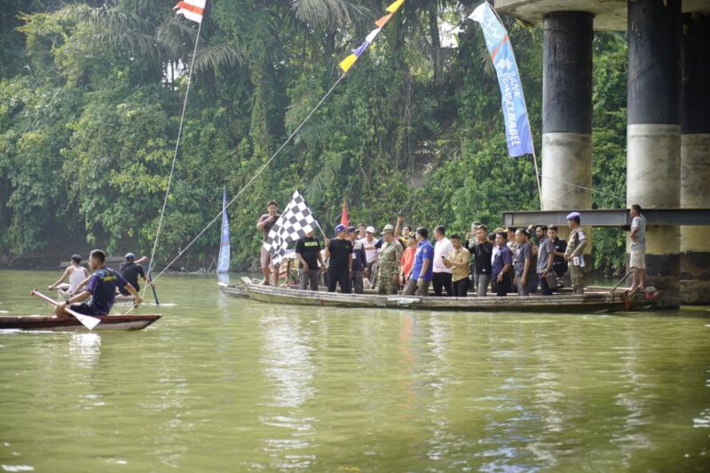 Bupati OKU Timur Lanosin, bersama tokoh masyarakat membaur di atas rakit saat melepas peserta Lomba Bidar Tradisional di Desa Tanjung Kemala, OKU Timur.