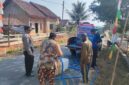 Kapolsek Buay Madang Timur Iptu Swisspo, memantau langsung pengisian air bersih ke jeriken milik seorang warga di Desa Teko Rejo, Kecamatan Buay Madang Timur, Kabupaten OKU Timur.