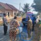 Kapolsek Buay Madang Timur Iptu Swisspo, memantau langsung pengisian air bersih ke jeriken milik seorang warga di Desa Teko Rejo, Kecamatan Buay Madang Timur, Kabupaten OKU Timur.