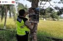 Kapolsek Buay Madang Timur Iptu Swisspo, memasang spanduk imbauan larangan membakar sampah dan daun kering di sebuah pohon di kawasan Desa Sumedang Sari, Kecamatan Buay Madang Timur, Kab. OKU Timur.