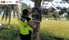 Kapolsek Buay Madang Timur Iptu Swisspo, memasang spanduk imbauan larangan membakar sampah dan daun kering di sebuah pohon di kawasan Desa Sumedang Sari, Kecamatan Buay Madang Timur, Kab. OKU Timur.