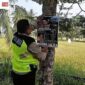 Kapolsek Buay Madang Timur Iptu Swisspo, memasang spanduk imbauan larangan membakar sampah dan daun kering di sebuah pohon di kawasan Desa Sumedang Sari, Kecamatan Buay Madang Timur, Kab. OKU Timur.
