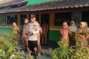 Berdiri penuh wibawa namun tetap humanis, Ps Kanit Binmas Polsek Buay Madang Timur Bripka Ari Wicaksono, menyampaikan pesan moral kepada ratusan pelajar saat memimpin upacara di SMA Muhammadiyah 2, OKU Timur.