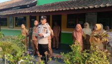 Berdiri penuh wibawa namun tetap humanis, Ps Kanit Binmas Polsek Buay Madang Timur Bripka Ari Wicaksono, menyampaikan pesan moral kepada ratusan pelajar saat memimpin upacara di SMA Muhammadiyah 2, OKU Timur.