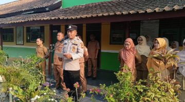 Berdiri penuh wibawa namun tetap humanis, Ps Kanit Binmas Polsek Buay Madang Timur Bripka Ari Wicaksono, menyampaikan pesan moral kepada ratusan pelajar saat memimpin upacara di SMA Muhammadiyah 2, OKU Timur.