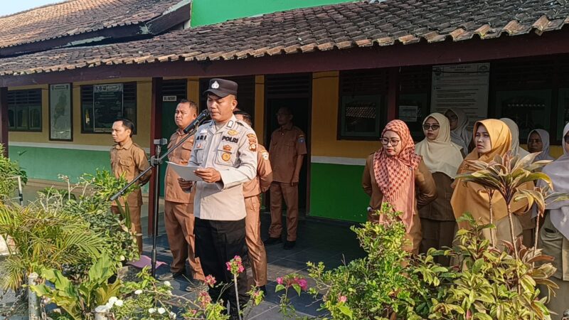 Berdiri penuh wibawa namun tetap humanis, Ps Kanit Binmas Polsek Buay Madang Timur Bripka Ari Wicaksono, menyampaikan pesan moral kepada ratusan pelajar saat memimpin upacara di SMA Muhammadiyah 2, OKU Timur.