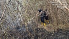 Tim gabungan padamkan api di areal PT Samora OKI. Foto: dokumen Polda Sumsel.