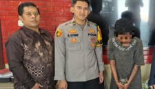 Foto :  pelaku saat dikantor polisi Polrestabes palembang