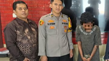 Foto :  pelaku saat dikantor polisi Polrestabes palembang
