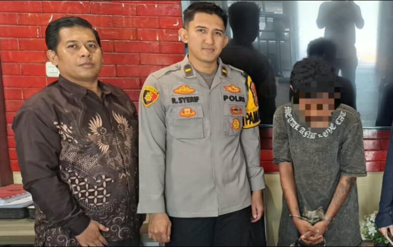 Foto :  pelaku saat dikantor polisi Polrestabes palembang