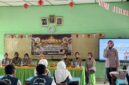 Anggota Polwan Polsek Buay Madang Timur, Bripka Corry Syamsuarni, memberikan materi edukasi mengenai pencegahan bullying dan kenakalan remaja kepada ratusan siswa di SMP Negeri 02 Belitang, Kabupaten OKU Timur, Sumatera Selatan.