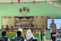 Anggota Polwan Polsek Buay Madang Timur, Bripka Corry Syamsuarni, memberikan materi edukasi mengenai pencegahan bullying dan kenakalan remaja kepada ratusan siswa di SMP Negeri 02 Belitang, Kabupaten OKU Timur, Sumatera Selatan.