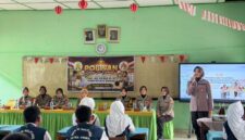 Anggota Polwan Polsek Buay Madang Timur, Bripka Corry Syamsuarni, memberikan materi edukasi mengenai pencegahan bullying dan kenakalan remaja kepada ratusan siswa di SMP Negeri 02 Belitang, Kabupaten OKU Timur, Sumatera Selatan.