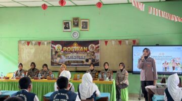 Anggota Polwan Polsek Buay Madang Timur, Bripka Corry Syamsuarni, memberikan materi edukasi mengenai pencegahan bullying dan kenakalan remaja kepada ratusan siswa di SMP Negeri 02 Belitang, Kabupaten OKU Timur, Sumatera Selatan.