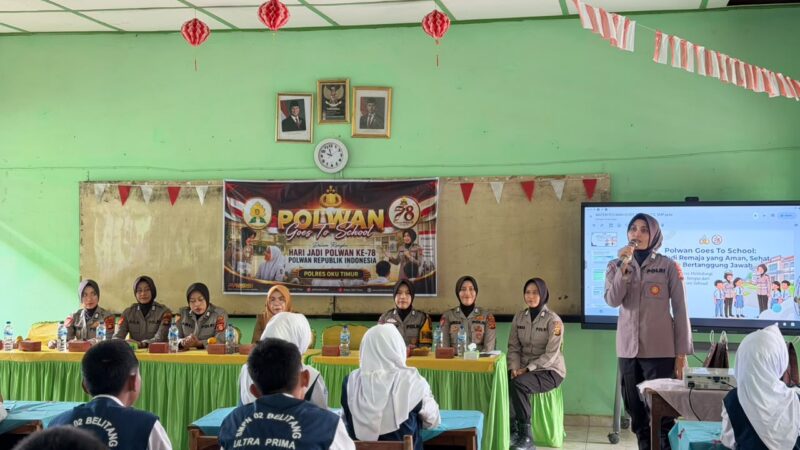 Anggota Polwan Polsek Buay Madang Timur, Bripka Corry Syamsuarni, memberikan materi edukasi mengenai pencegahan bullying dan kenakalan remaja kepada ratusan siswa di SMP Negeri 02 Belitang, Kabupaten OKU Timur, Sumatera Selatan.