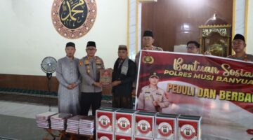 Peduli Warga, Kapolres Muba Salurkan Bansos dan Salurkan Bantuan Al-Qur’an