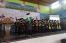 Sejumlah santriwan dan santriwati TPA se-Kecamatan Buay Madang Timur mengikuti prosesi penyematan toga dan penyerahan piagam dalam acara Wisuda Akbar 2026 di Balai Desa Sumber Harjo, Kabupaten OKU Timur.