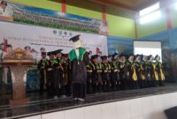 Sejumlah santriwan dan santriwati TPA se-Kecamatan Buay Madang Timur mengikuti prosesi penyematan toga dan penyerahan piagam dalam acara Wisuda Akbar 2026 di Balai Desa Sumber Harjo, Kabupaten OKU Timur.