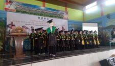 Sejumlah santriwan dan santriwati TPA se-Kecamatan Buay Madang Timur mengikuti prosesi penyematan toga dan penyerahan piagam dalam acara Wisuda Akbar 2026 di Balai Desa Sumber Harjo, Kabupaten OKU Timur.