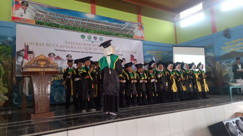 Sejumlah santriwan dan santriwati TPA se-Kecamatan Buay Madang Timur mengikuti prosesi penyematan toga dan penyerahan piagam dalam acara Wisuda Akbar 2026 di Balai Desa Sumber Harjo, Kabupaten OKU Timur.