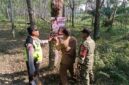 Kapolsek Buay Madang Timur Iptu Swisspo, bersama Camat Buay Madang Timur Ramadhan Agusten, dan perwakilan Koramil 403-05 Buay Madang menempelkan maklumat stiker larangan membakar hutan dan lahan di area perkebunan Desa Pengandonan, Kabupaten OKU Timur.