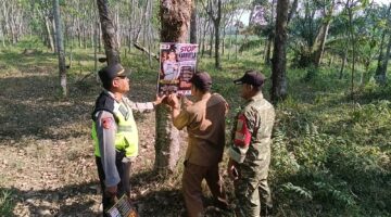Kapolsek Buay Madang Timur Iptu Swisspo, bersama Camat Buay Madang Timur Ramadhan Agusten, dan perwakilan Koramil 403-05 Buay Madang menempelkan maklumat stiker larangan membakar hutan dan lahan di area perkebunan Desa Pengandonan, Kabupaten OKU Timur.