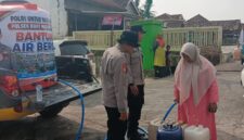Warga Desa Teko Rejo mengantre untuk menerima pembagian air bersih gratis dari Polsek Buay Madang Timur di OKU Timur.