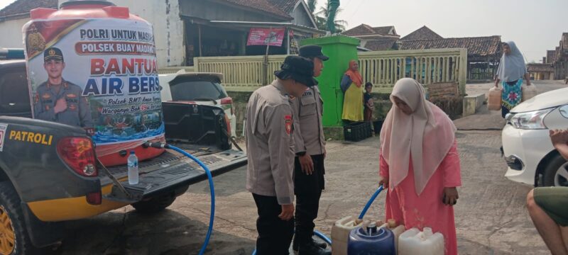 Warga Desa Teko Rejo mengantre untuk menerima pembagian air bersih gratis dari Polsek Buay Madang Timur di OKU Timur.