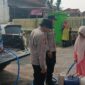 Warga Desa Teko Rejo mengantre untuk menerima pembagian air bersih gratis dari Polsek Buay Madang Timur di OKU Timur.