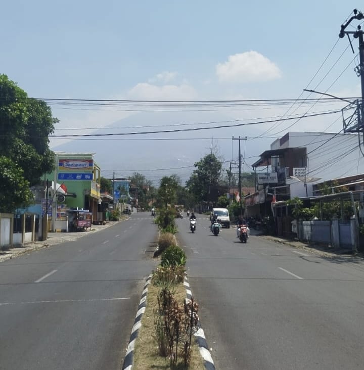 fhoto : penampakan langit pagar alam menunjukkan ada asap samar menyeluti langit