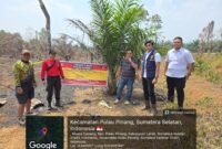 Polisi memasang banner imbauan kepada warga untuk membakar lahan. Foto: polisi.