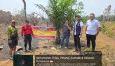 Polisi memasang banner imbauan kepada warga untuk membakar lahan. Foto: polisi.