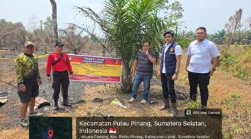 Polisi memasang banner imbauan kepada warga untuk membakar lahan. Foto: polisi.