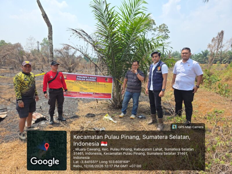 Polisi memasang banner imbauan kepada warga untuk membakar lahan. Foto: polisi.