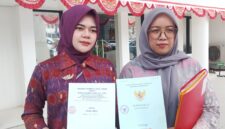 Saat kuasa hukum Tergugat II dari LBH Bima Sakti, Indah Permatasari SH MH saat ditemui di PN Palembang, Kamis (27/8/2026)