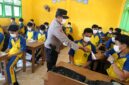 Kapolsek Buay Madang Timur IPTU Swisspo, membagikan masker gratis secara langsung kepada pelajar saat menggelar program Goes To School di SMK NU Desa Sumber Mulyo, Kecamatan Buay Madang Timur, Kabupaten OKU Timur.