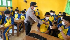 Kapolsek Buay Madang Timur IPTU Swisspo, membagikan masker gratis secara langsung kepada pelajar saat menggelar program Goes To School di SMK NU Desa Sumber Mulyo, Kecamatan Buay Madang Timur, Kabupaten OKU Timur.
