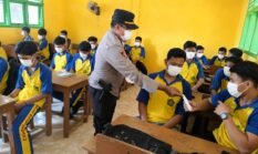 Cegah ISPA Akibat Kemarau dan Edukasi Kamtibmas, Polsek Buay Madang Timur Gelar Program “Goes To School” di SMK NU Sumber Mulyo