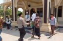 Kapolsek Buay Madang Timur Iptu Swisspo menyerahkan masker gratis secara langsung kepada jemaah di halaman Masjid At-Taubat, Desa Sumber Harjo, Kecamatan Buay Madang Timur, Kabupaten OKU Timur.