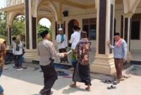 Kapolsek Buay Madang Timur Iptu Swisspo menyerahkan masker gratis secara langsung kepada jemaah di halaman Masjid At-Taubat, Desa Sumber Harjo, Kecamatan Buay Madang Timur, Kabupaten OKU Timur.